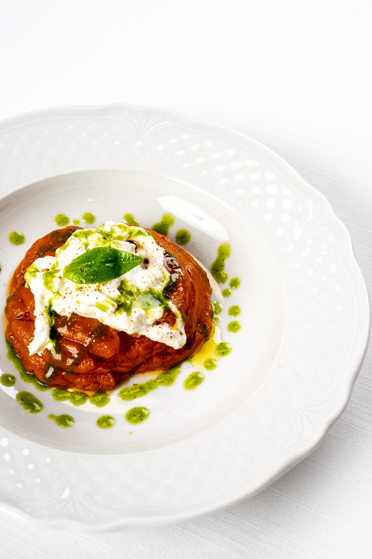 Pappa al pomodoro con elegante impiattamento