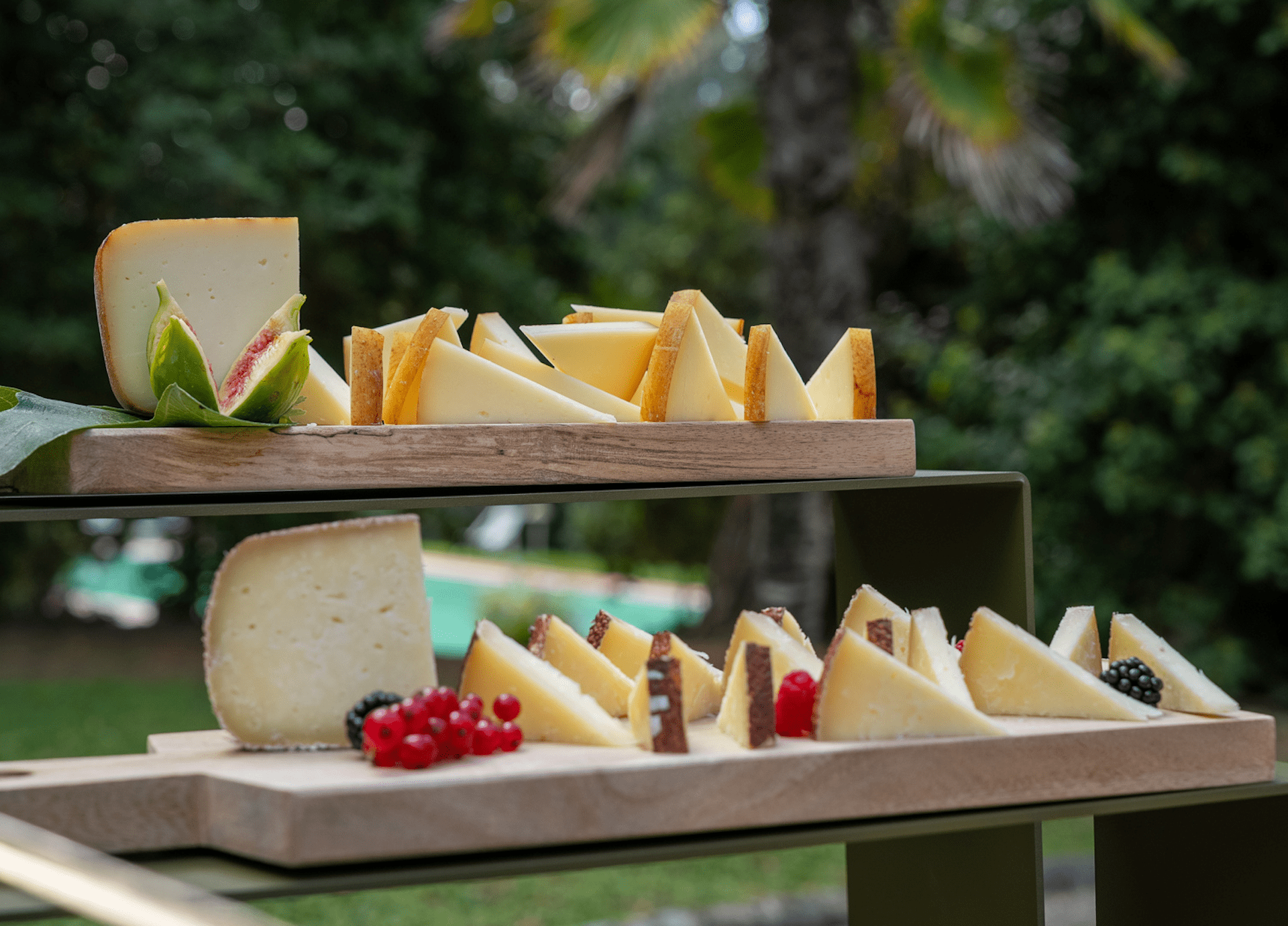Buffet di matrimonio con formaggi accompagnati a fichi e frutta fresca