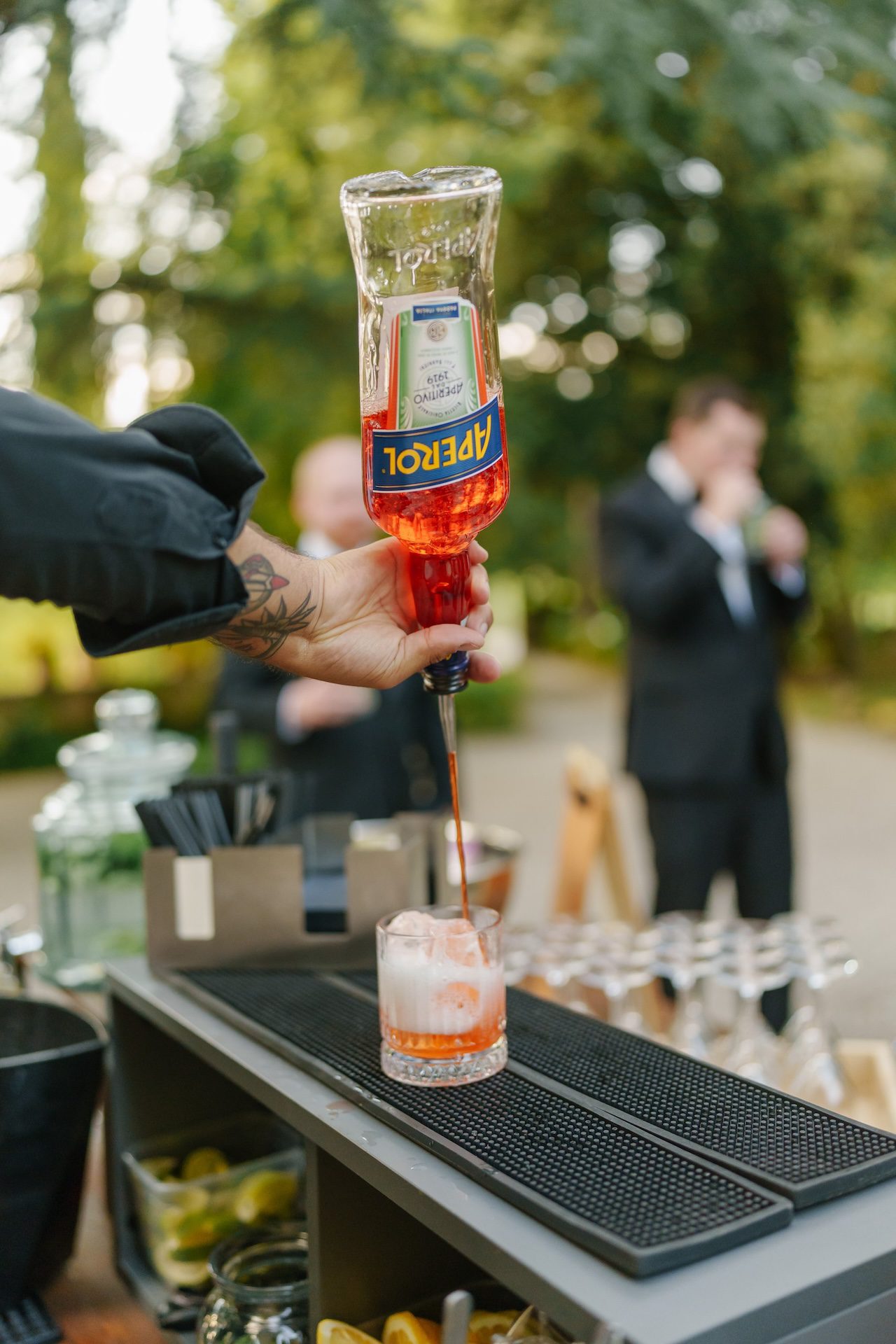 Personale di sala impegnato nella preparazione di cocktail durante l'aperitivo di un matrimonio
