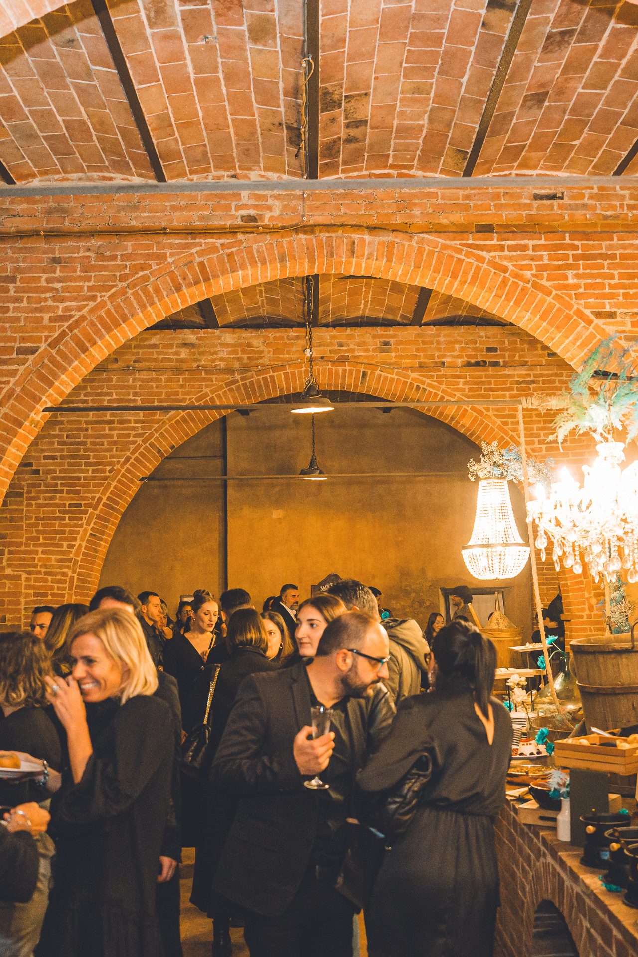 Ospiti di un evento aziendale al buffet