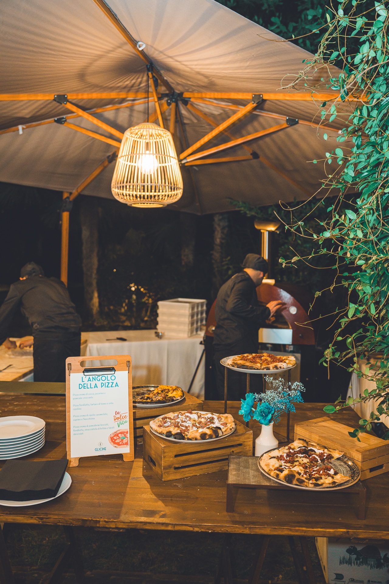 Allestimento con pizza per catering di evento aziendale