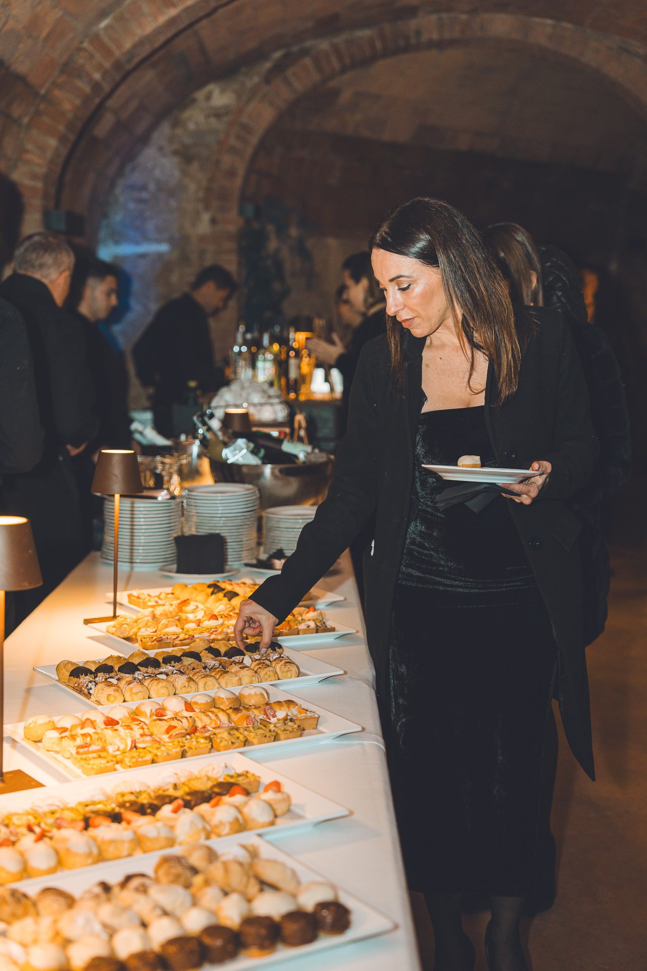 Ospite di un evento davanti al buffet