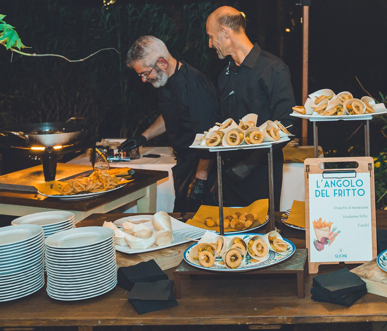 Allestimento con isola del fritto per catering di evento aziendale