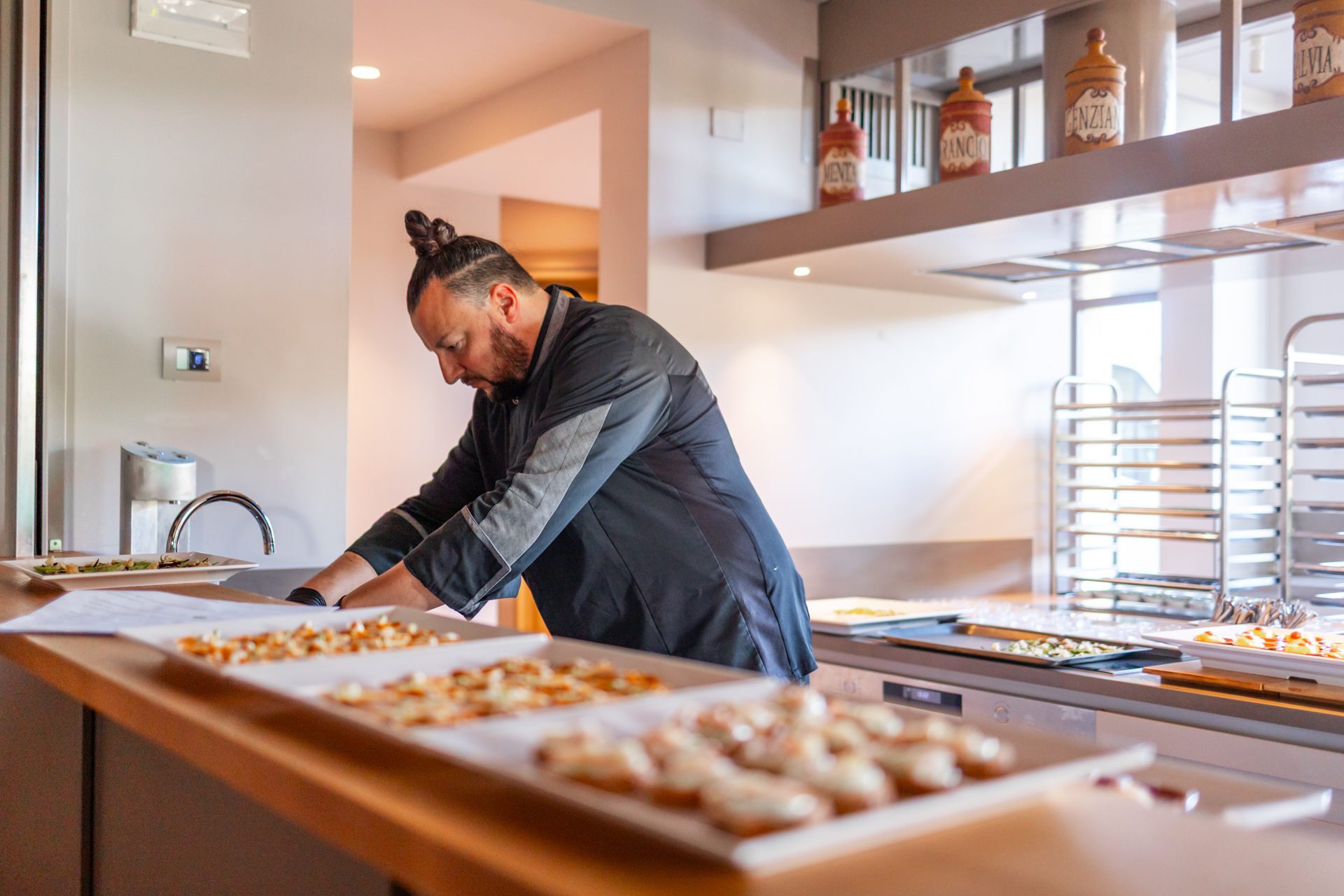 Chef impegnato in uno show cooking per evento aziendale