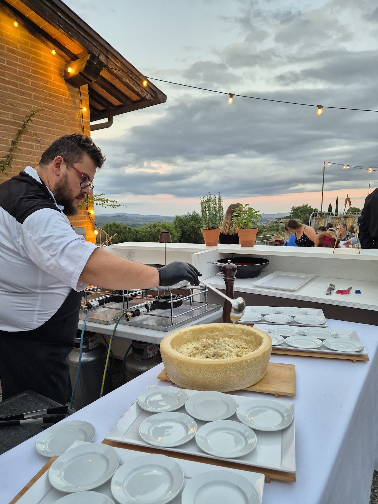 Chef impegnato nella preparazione live di pasta