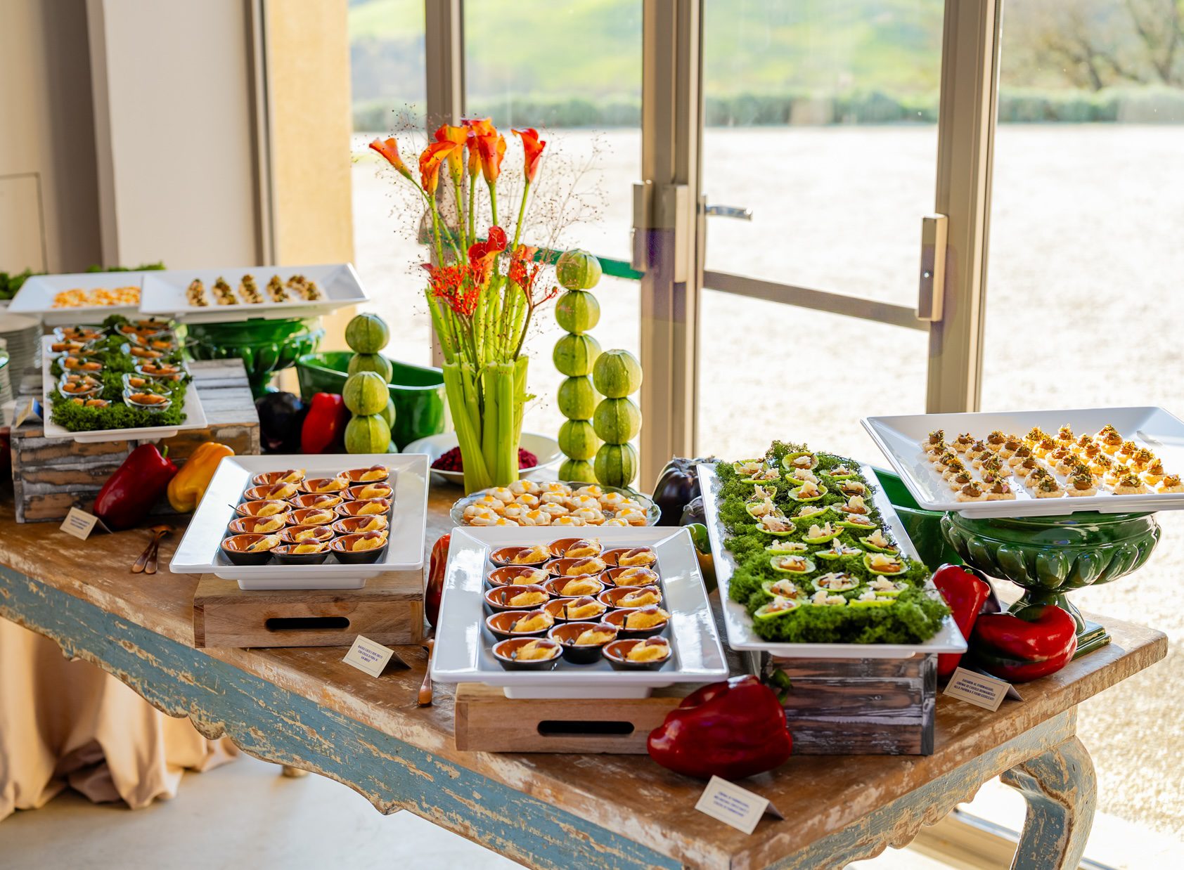 Allestimento di piatti per il food styling di un buffet