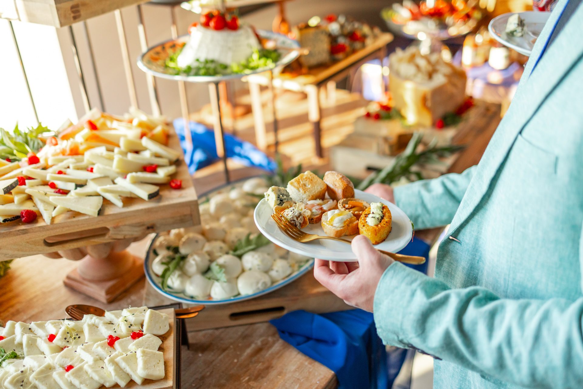 Buffet con piatti eleganti e dai colori pastello