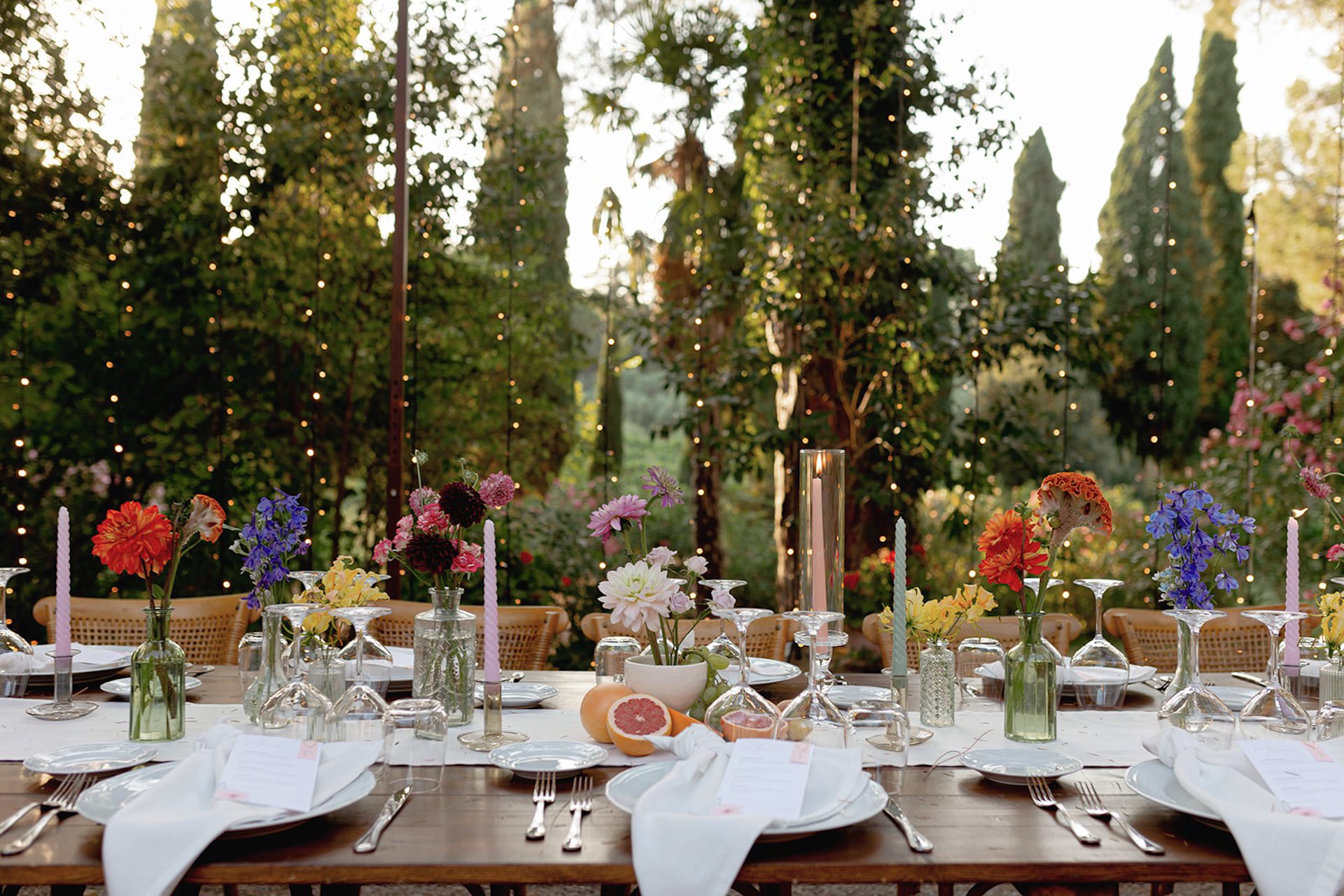 Allestimento elegante e a tema sostenibilità per il catering di matrimonio