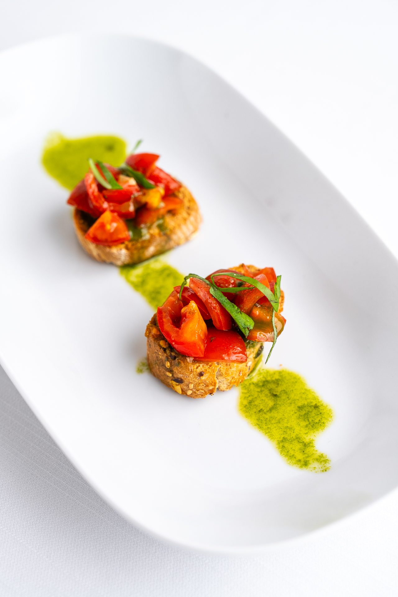 Antipasto con finger food ai pomodorini