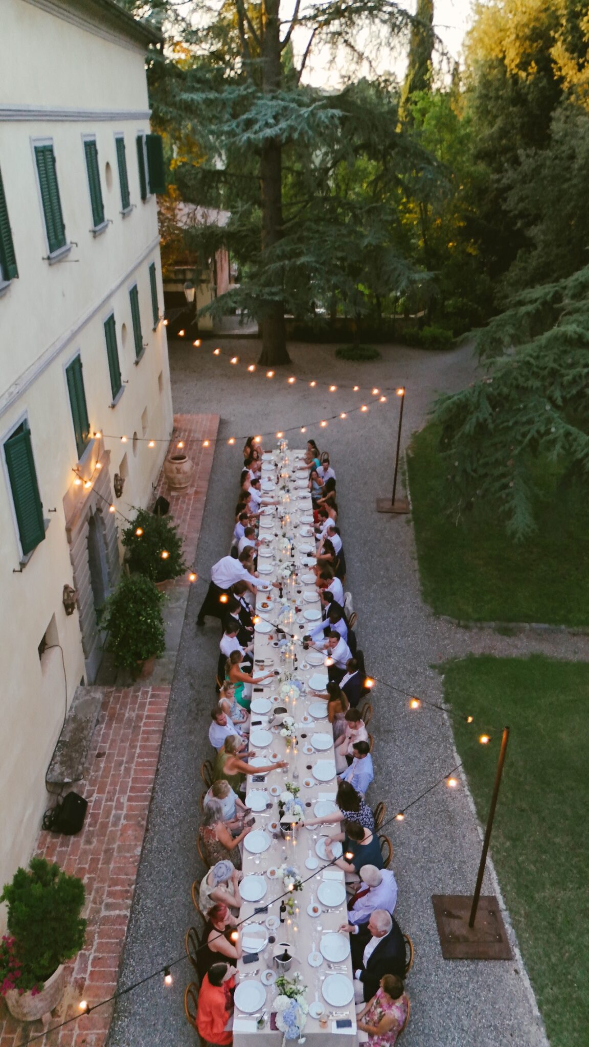 Allestimenti di tavolo imperiale durante una Rehearsal dinner in Toscana con Glicine catering