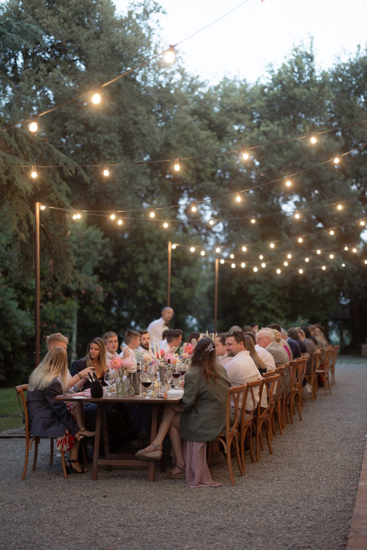 Cena di matrimonio con tavolo imperiale e fairy lights