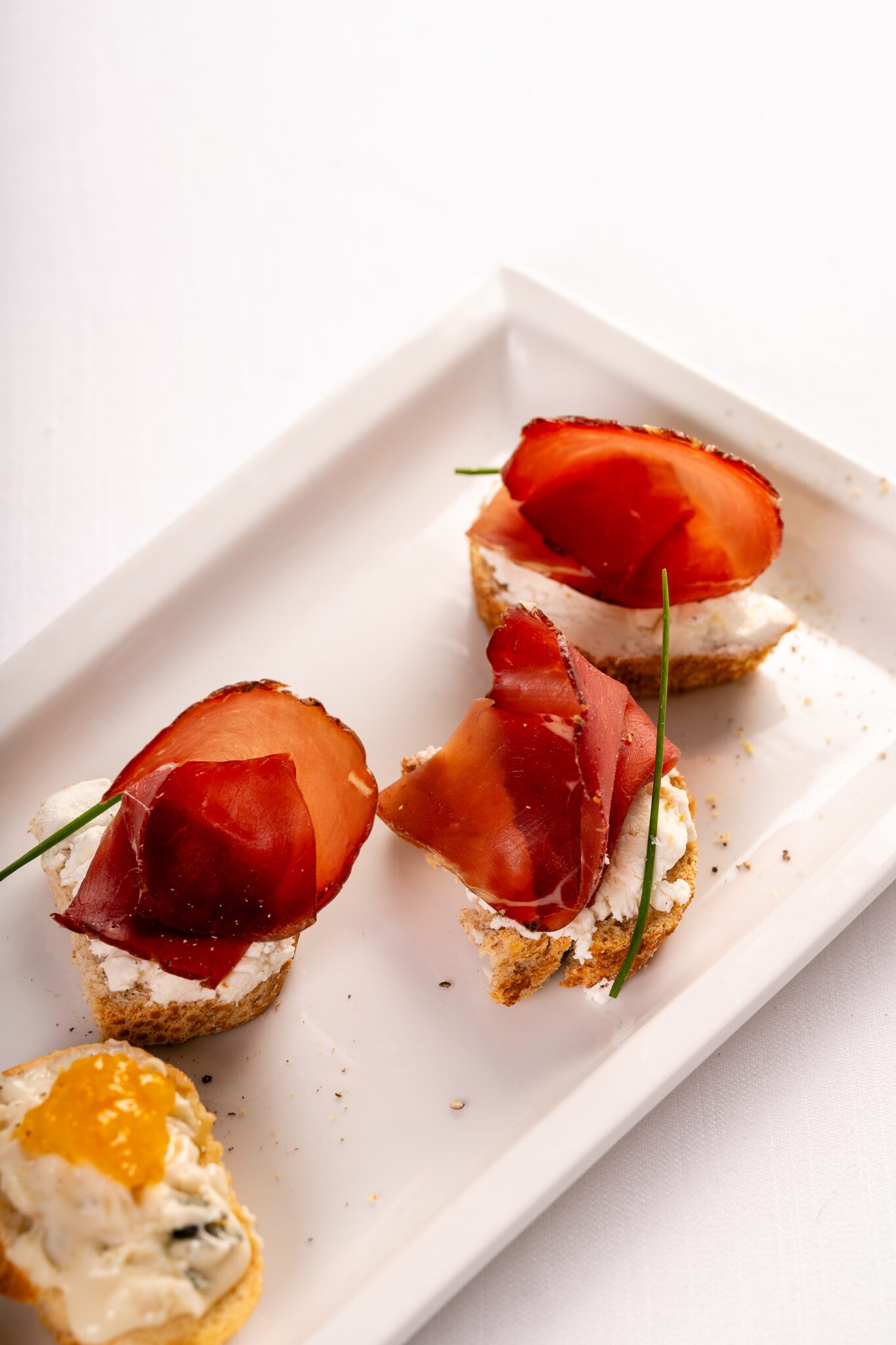 Finger food con formaggio e prosciutto crudo