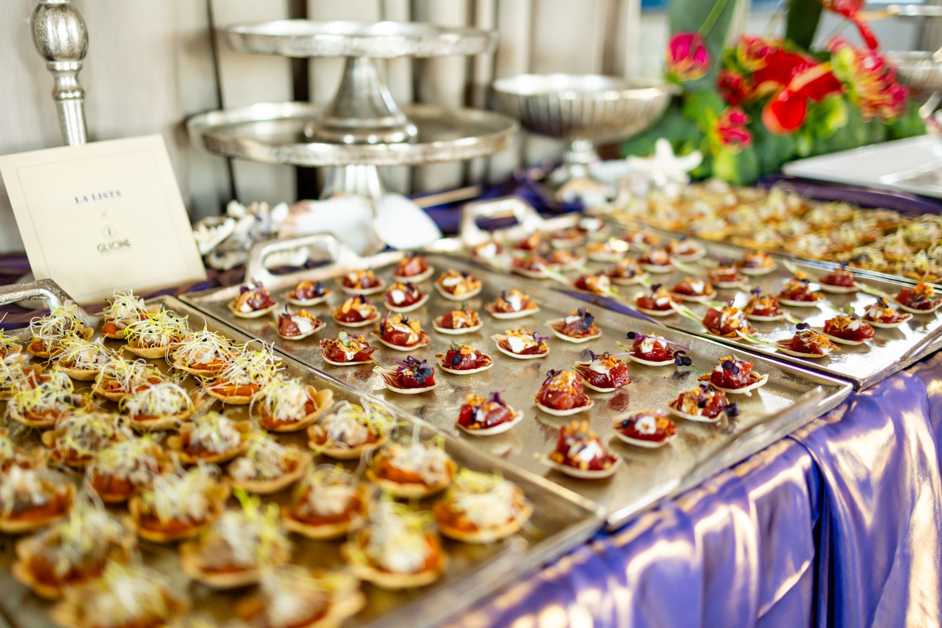 Allestimento per catering aziendale in villa con finger food colorati ed eleganti