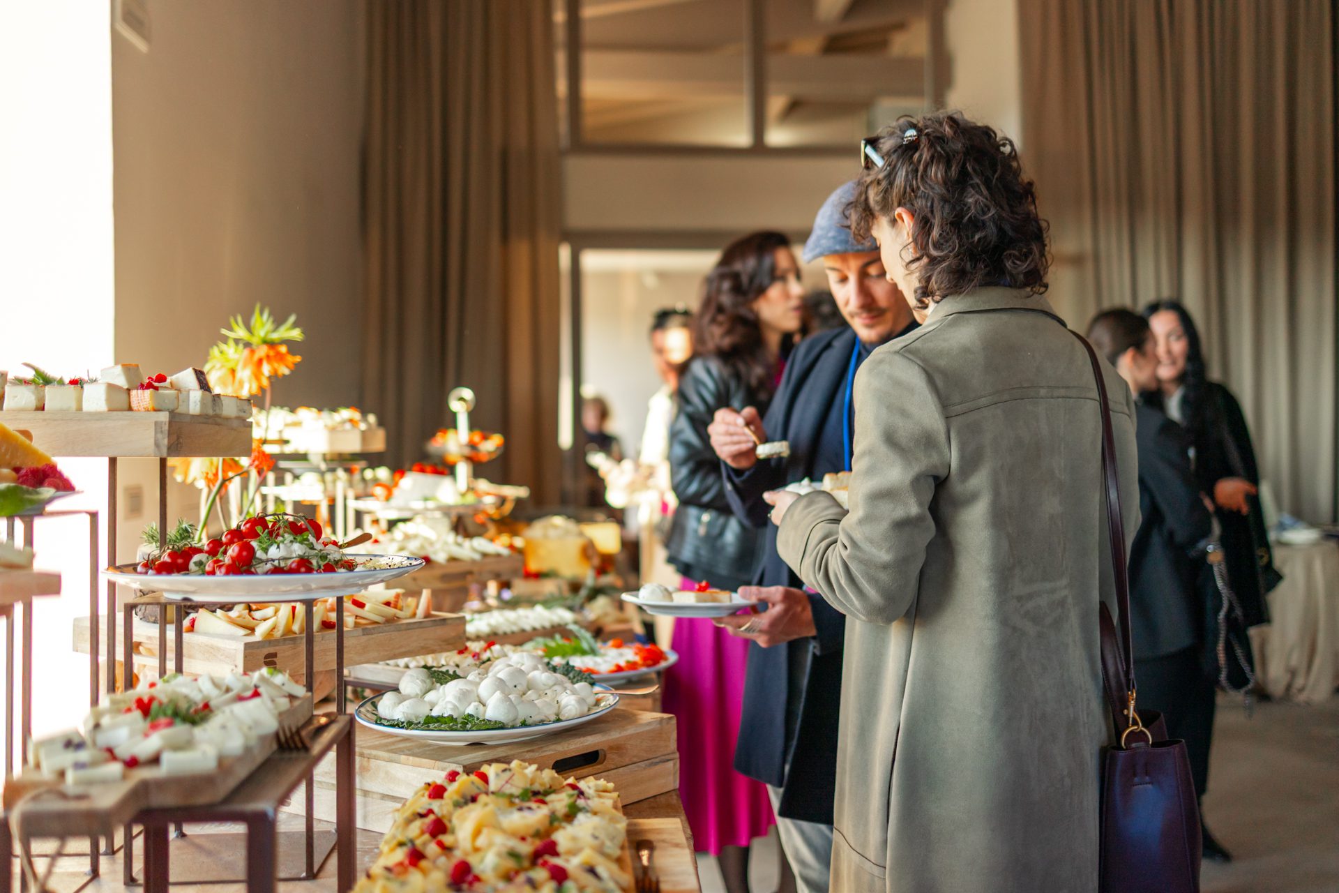 Allestimento per catering aziendale in villa con finger food colorati ed eleganti