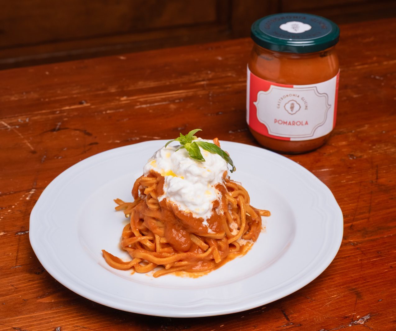 Piatto di pasta con sugo di pomarola preparato con sugo pronto di Gastronomia Glicine