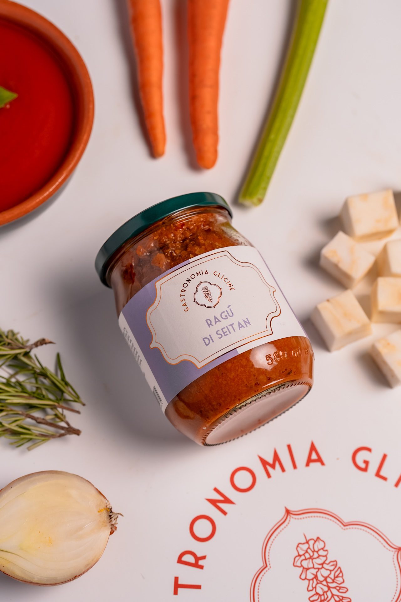 Ragù di seitan di Gastronomia Glicine e materie prime fresche per la sua preparazione