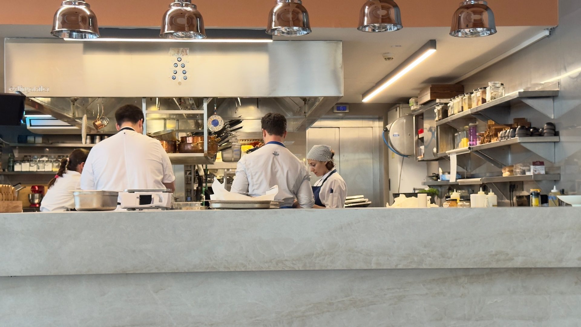 Cuochi in una cucina industriale